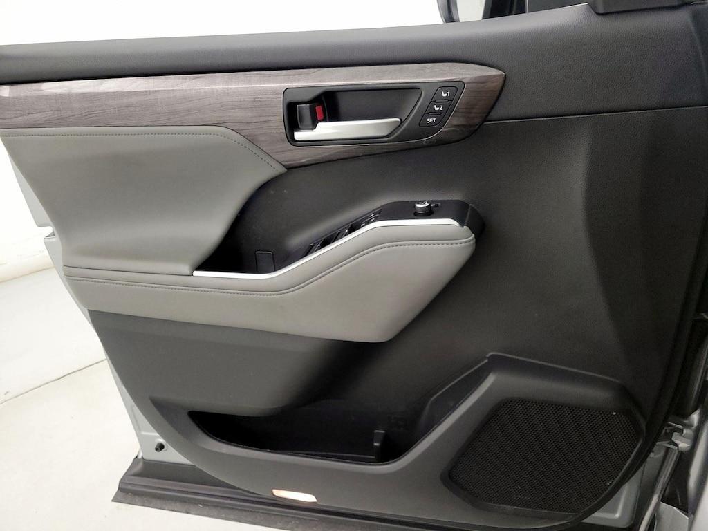 used 2023 Toyota Highlander car, priced at $38,998