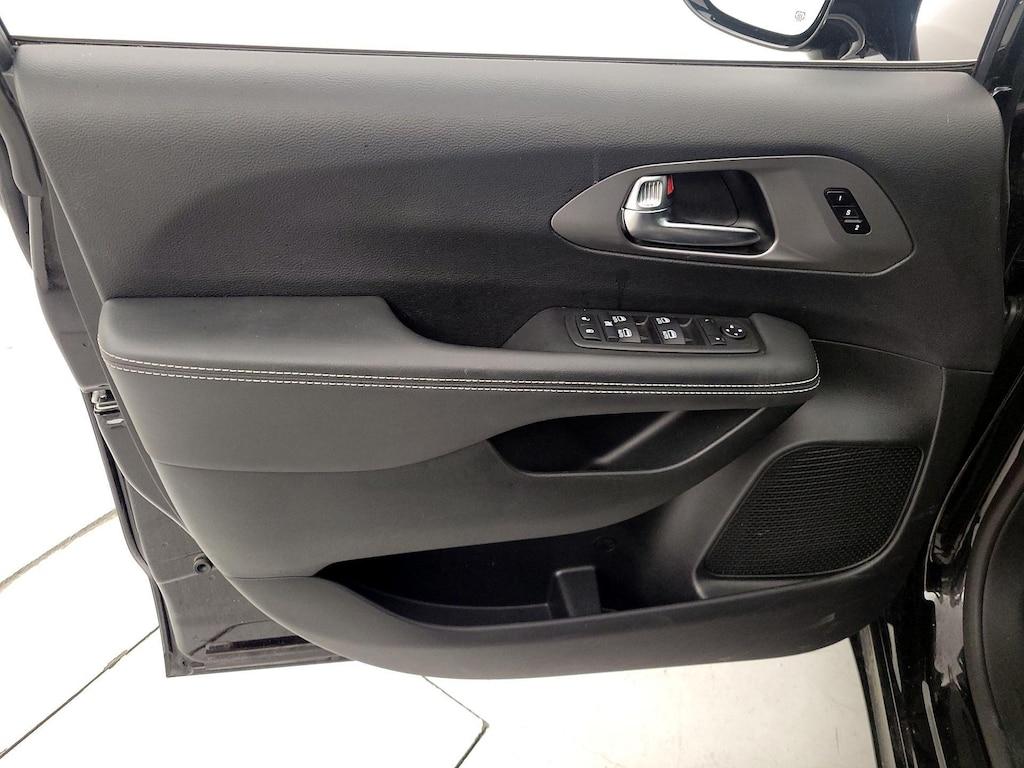used 2025 Chrysler Pacifica car, priced at $32,998