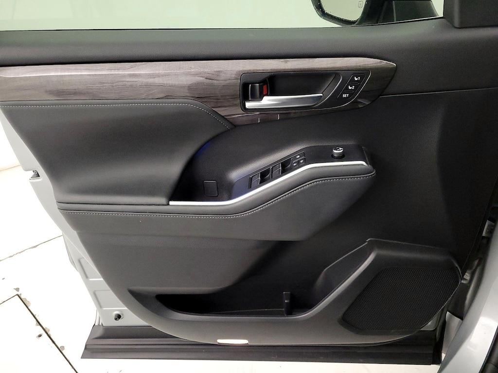 used 2021 Toyota Highlander car, priced at $35,998