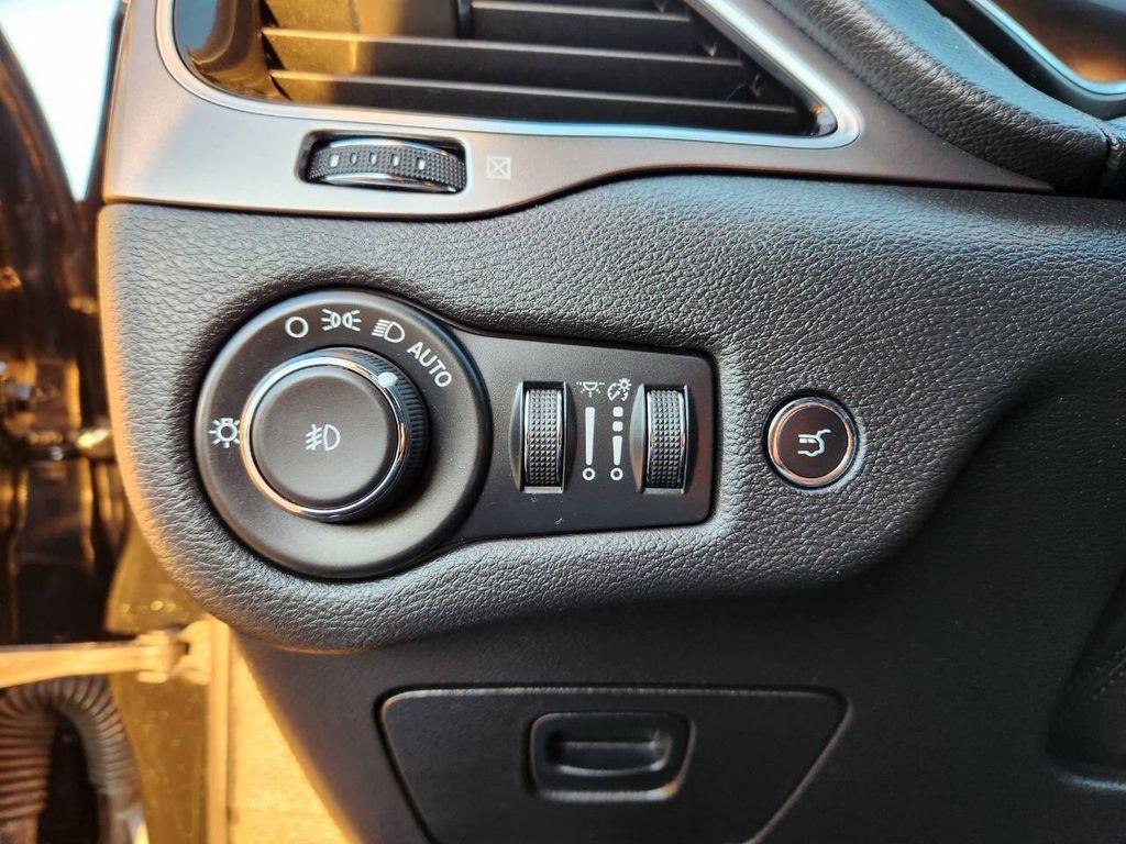 used 2020 Jeep Cherokee car, priced at $18,995