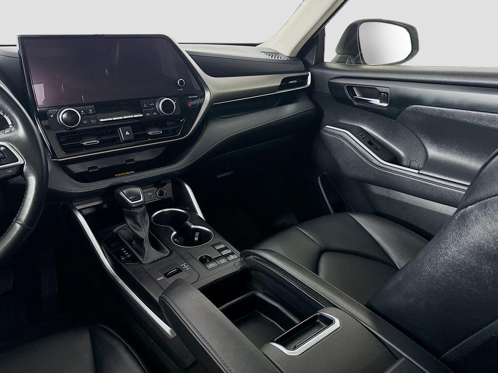 used 2024 Toyota Highlander car, priced at $40,931