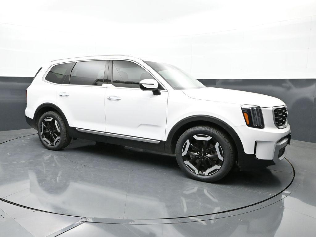 used 2025 Kia Telluride car, priced at $35,394