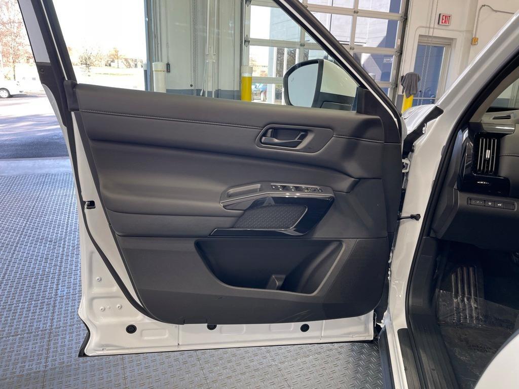 new 2025 Nissan Pathfinder car, priced at $34,262