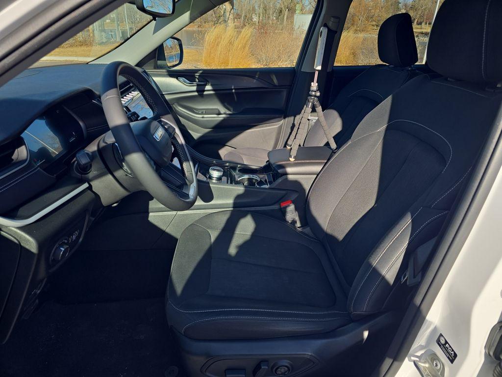 used 2023 Jeep Grand Cherokee car, priced at $25,995