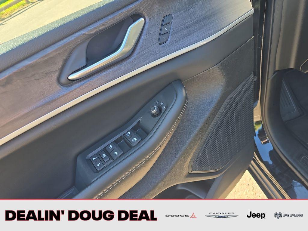 used 2023 Jeep Grand Cherokee car, priced at $28,995