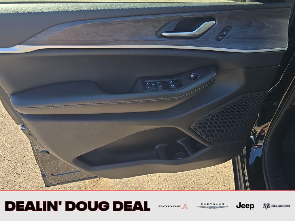 used 2023 Jeep Grand Cherokee car, priced at $28,995