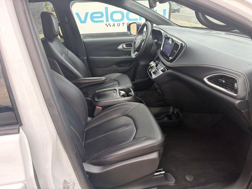used 2024 Chrysler Pacifica Hybrid car, priced at $28,594