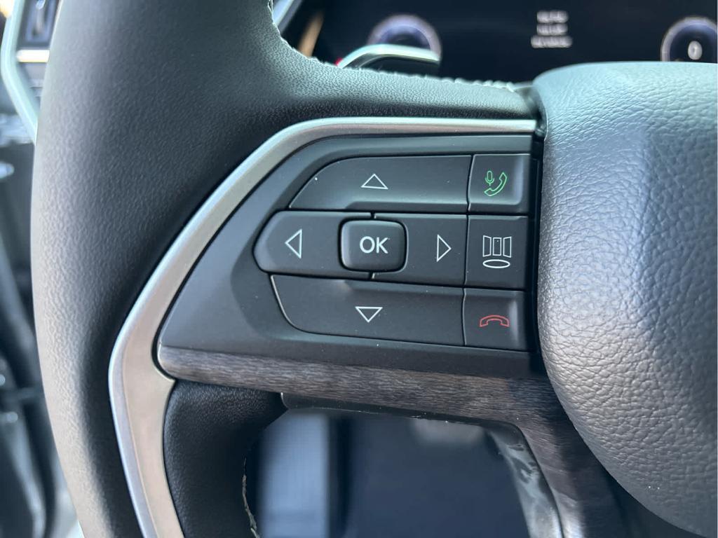 new 2025 Jeep Grand Cherokee car, priced at $48,000