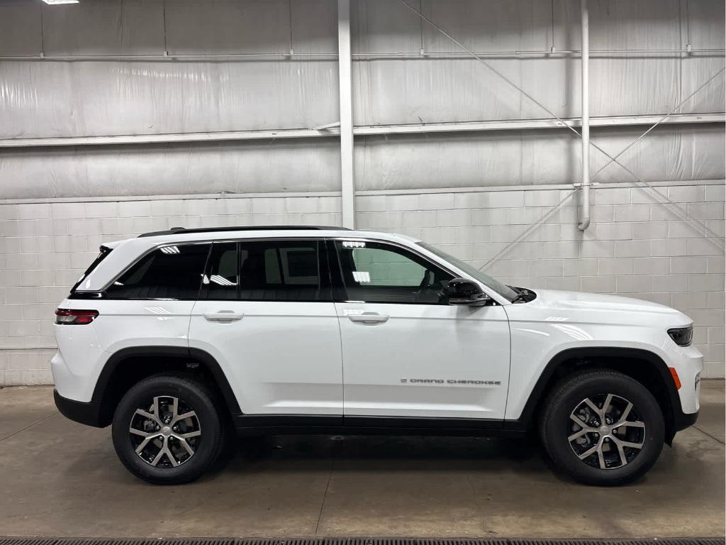 new 2025 Jeep Grand Cherokee car, priced at $45,400