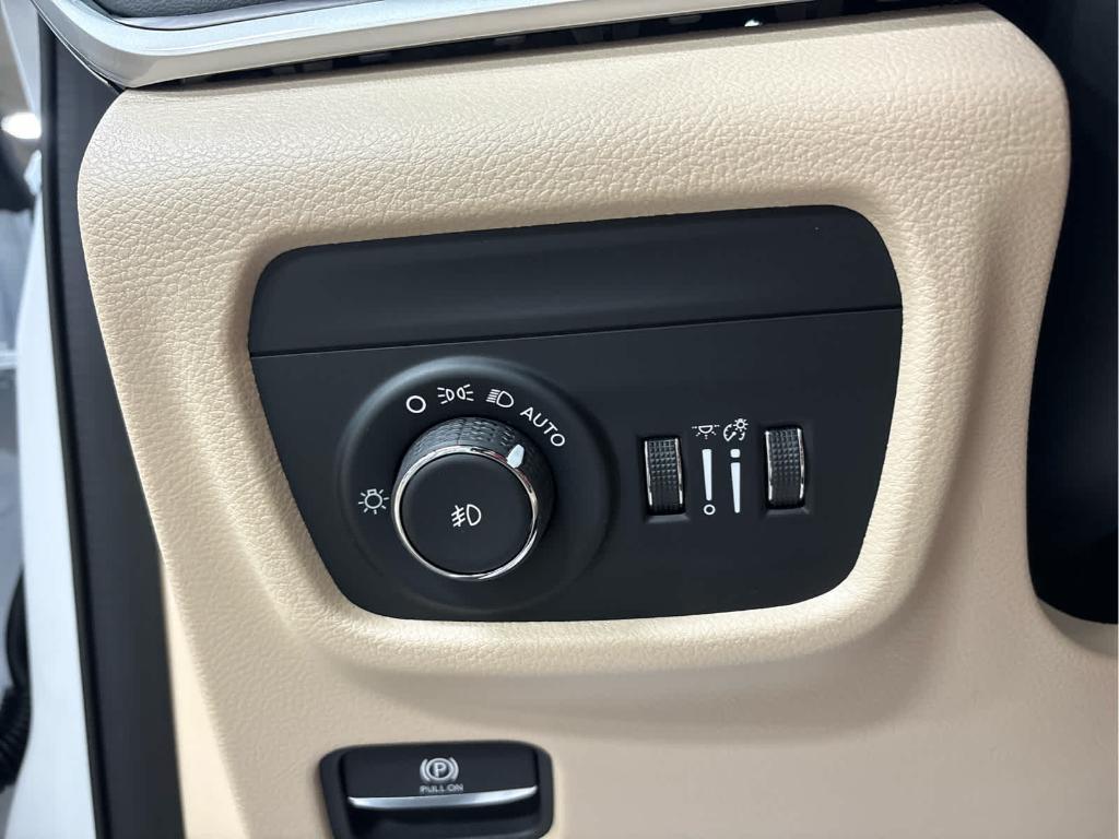 new 2025 Jeep Grand Cherokee car, priced at $45,400