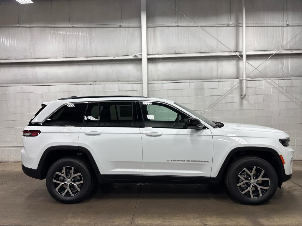 new 2025 Jeep Grand Cherokee car, priced at $45,400