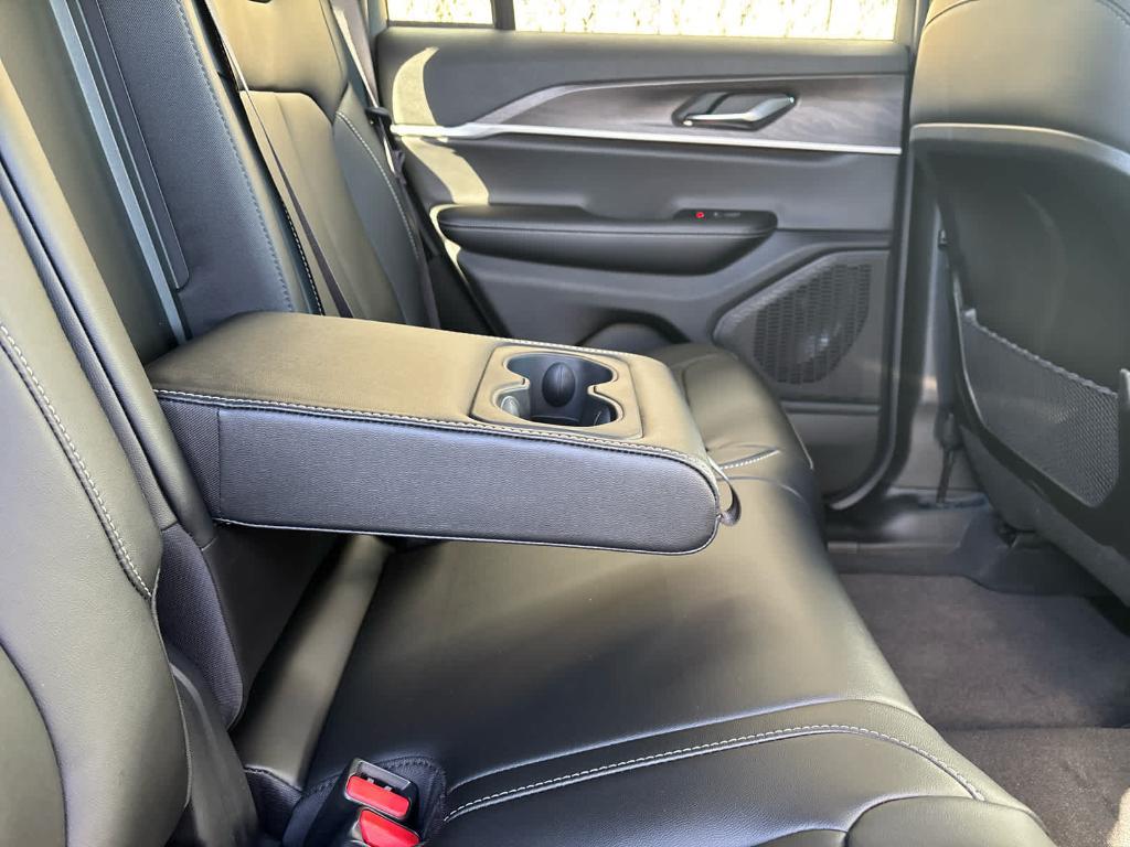 new 2025 Jeep Grand Cherokee car, priced at $45,130