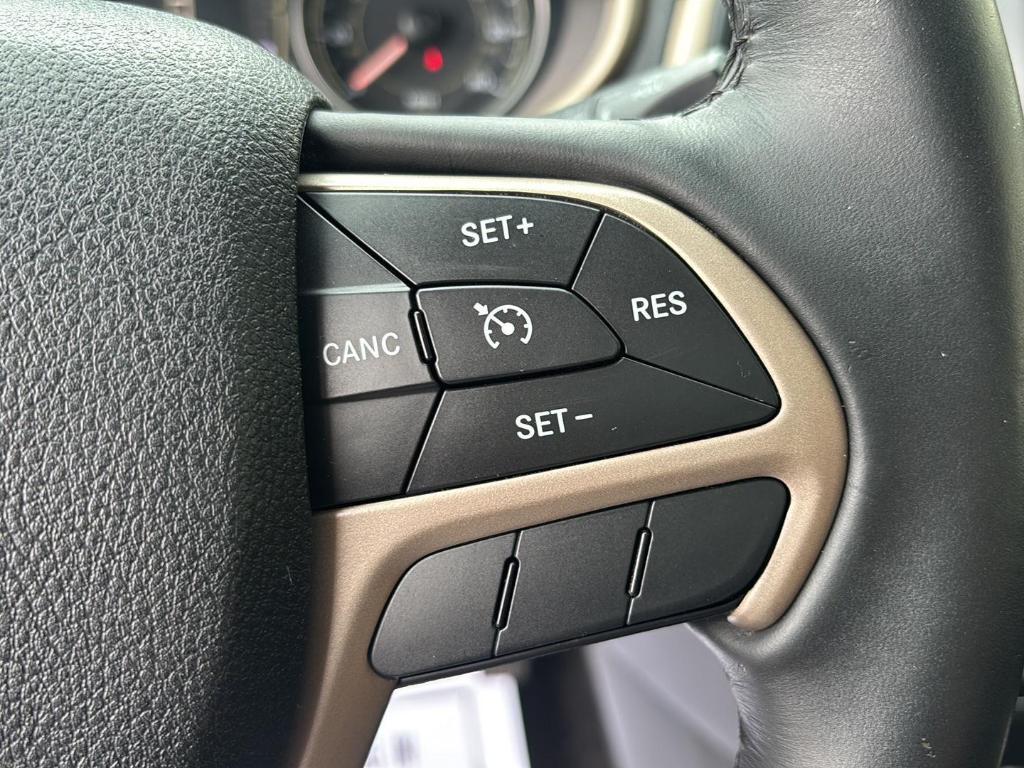 used 2014 Jeep Cherokee car, priced at $5,050