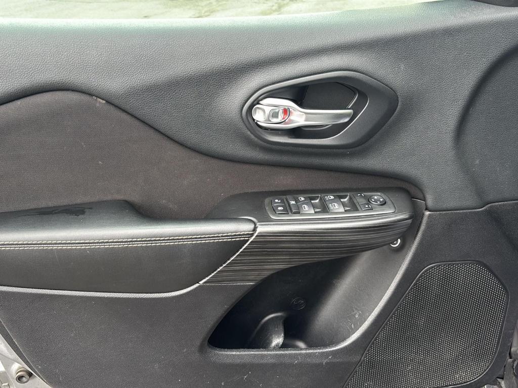 used 2014 Jeep Cherokee car, priced at $5,050