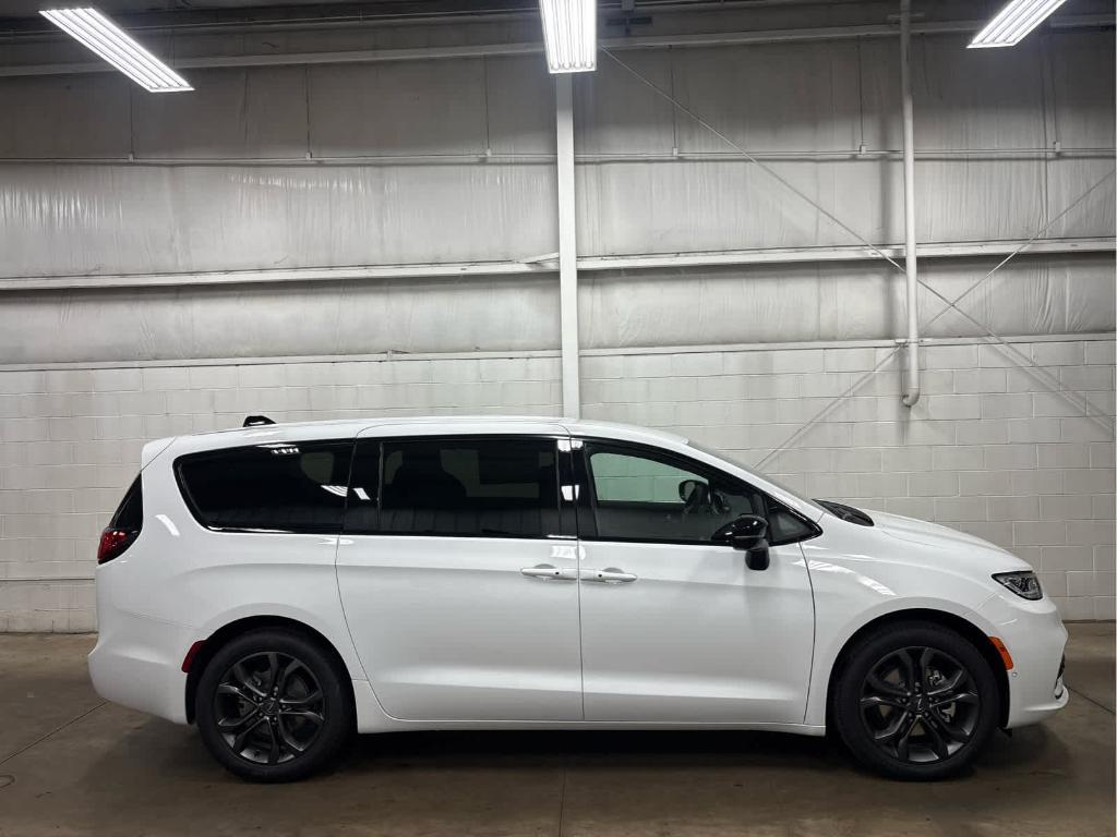new 2026 Chrysler Pacifica car, priced at $40,823