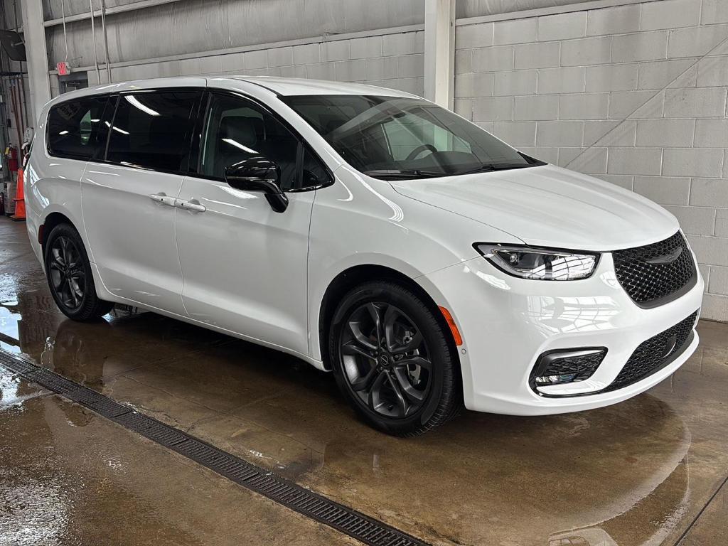 new 2026 Chrysler Pacifica car, priced at $41,016