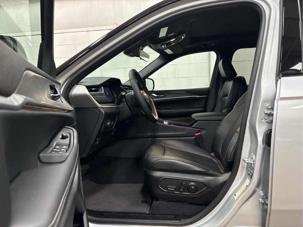 new 2025 Jeep Grand Cherokee car, priced at $47,122