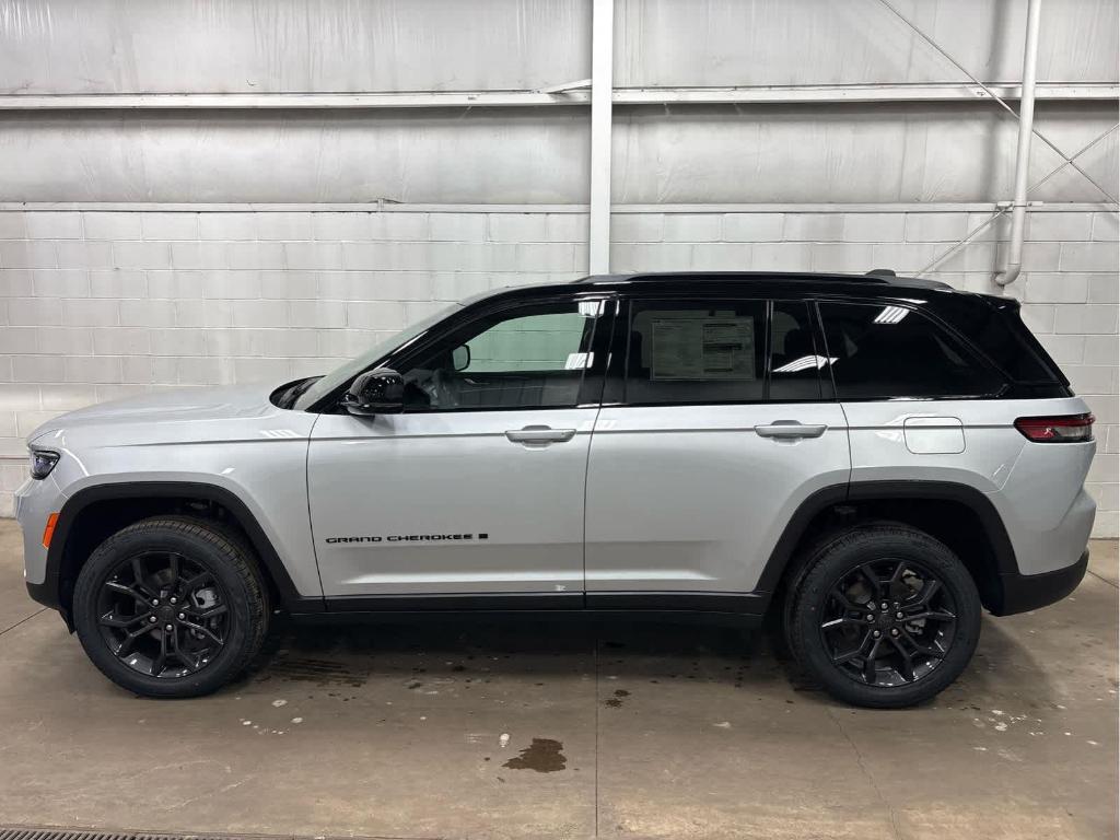 new 2025 Jeep Grand Cherokee car, priced at $47,122