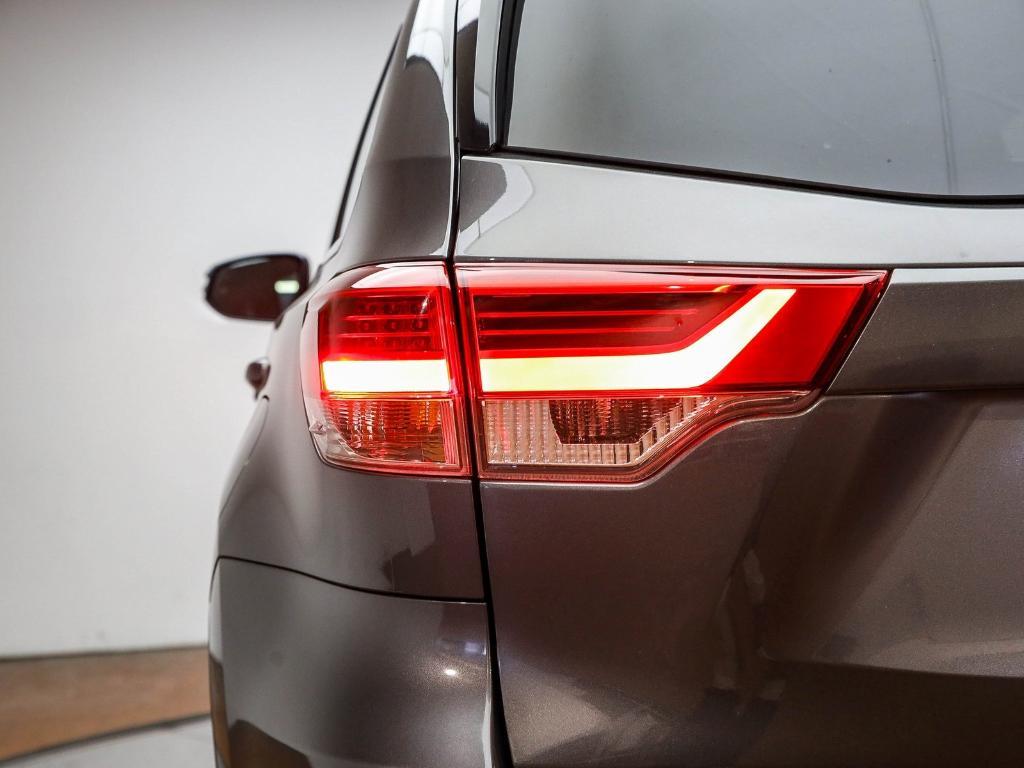 used 2018 Toyota Highlander car, priced at $23,591