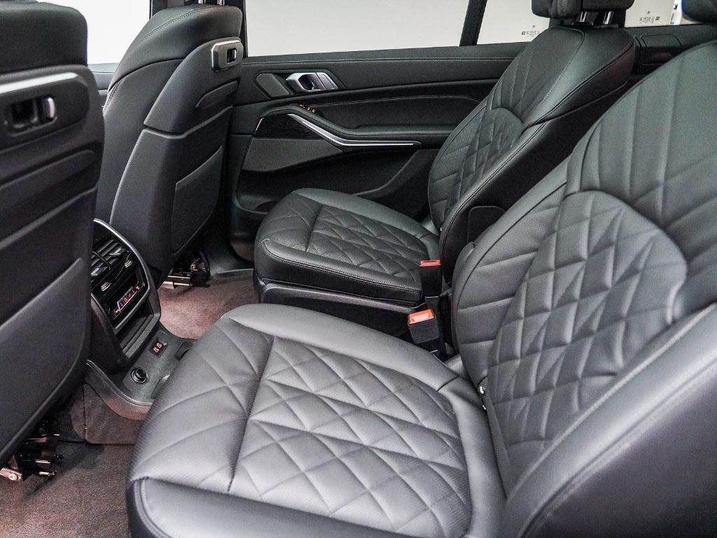 new 2026 BMW X7 car, priced at $100,115