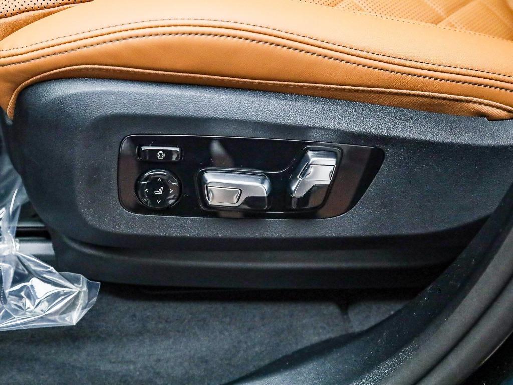 new 2026 BMW X7 car, priced at $100,400