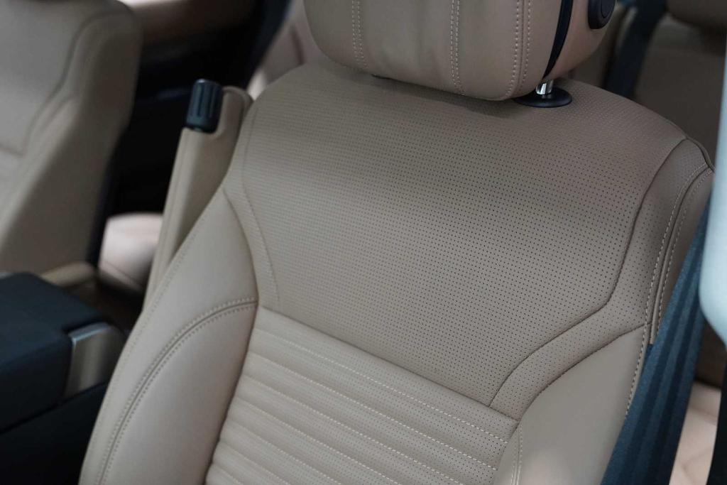 used 2025 Land Rover Discovery car, priced at $73,989