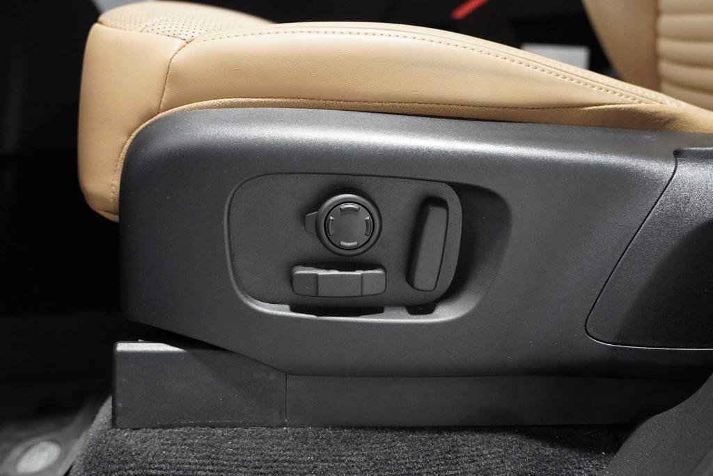 used 2025 Land Rover Discovery car, priced at $73,989