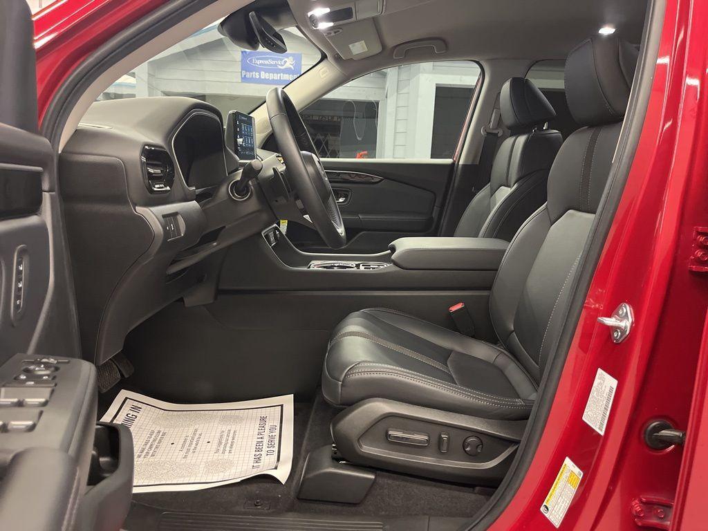 used 2025 Honda Pilot car, priced at $42,999