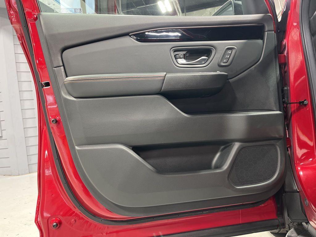 used 2025 Honda Pilot car, priced at $46,999