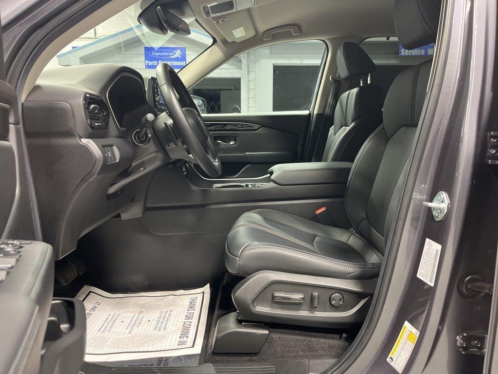 used 2025 Honda Pilot car, priced at $42,999