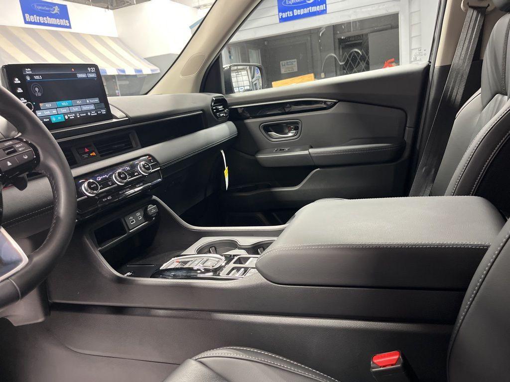 used 2025 Honda Pilot car, priced at $42,999