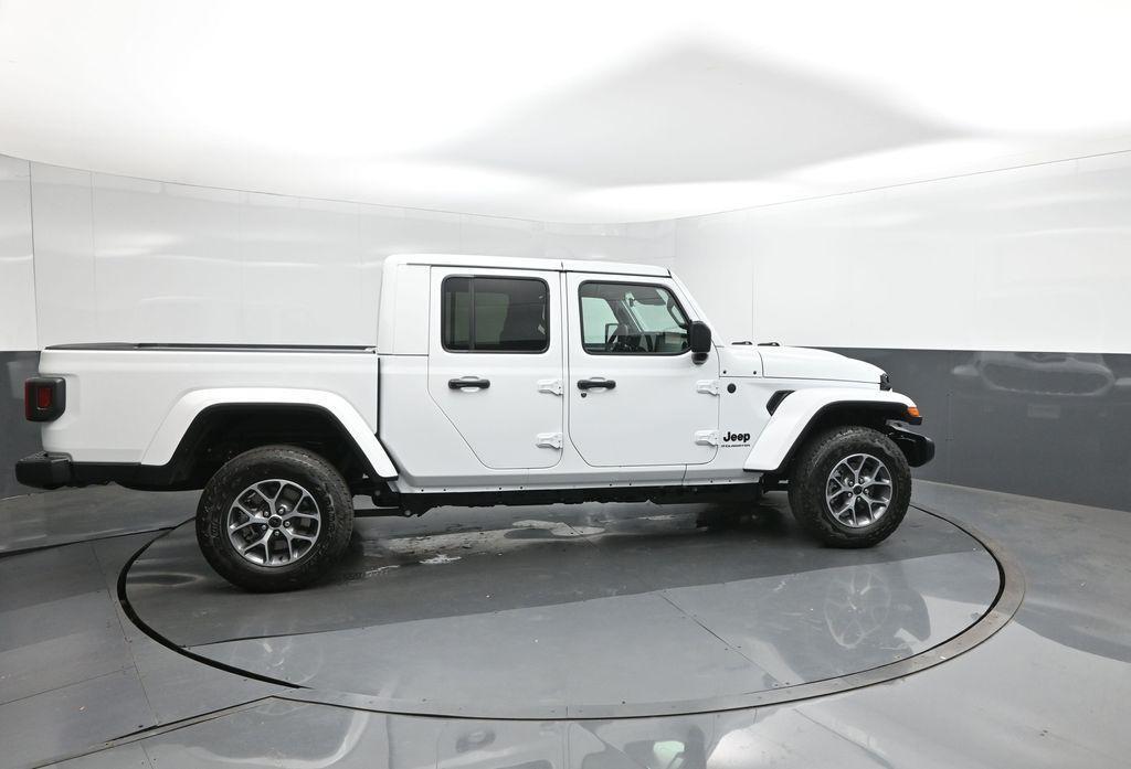 new 2026 Jeep Gladiator car, priced at $45,753