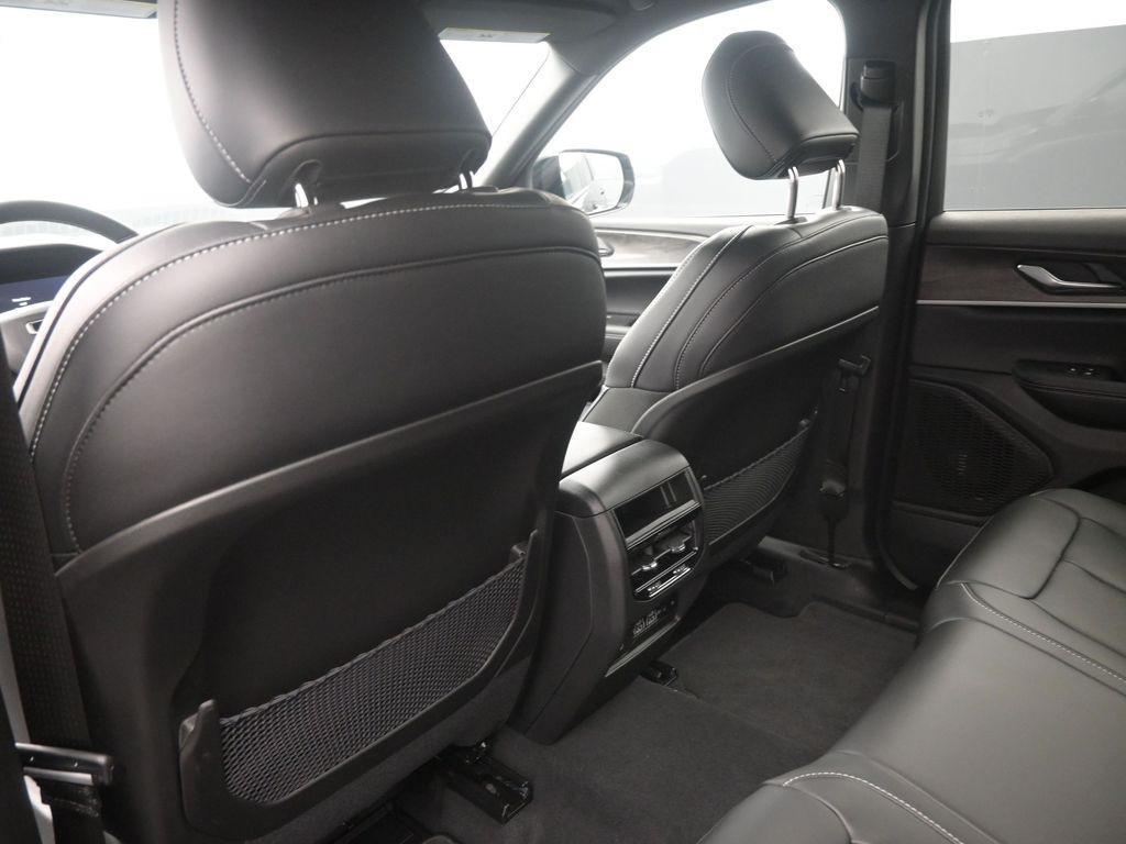 new 2025 Jeep Grand Cherokee car, priced at $40,156