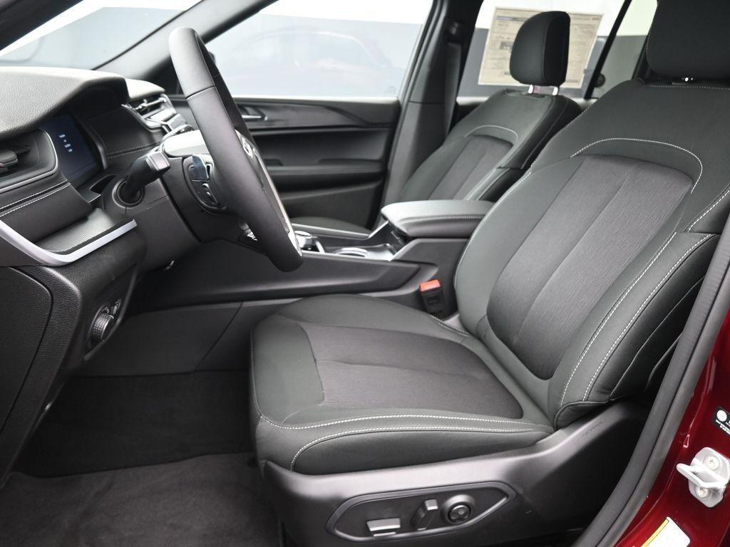 new 2025 Jeep Grand Cherokee car, priced at $36,991