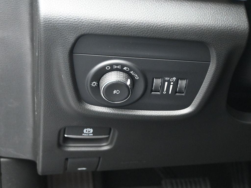 new 2025 Jeep Grand Cherokee car, priced at $40,389