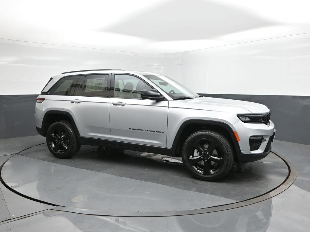 new 2025 Jeep Grand Cherokee car, priced at $40,389