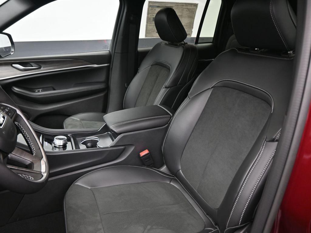 new 2026 Jeep Grand Cherokee car, priced at $40,860
