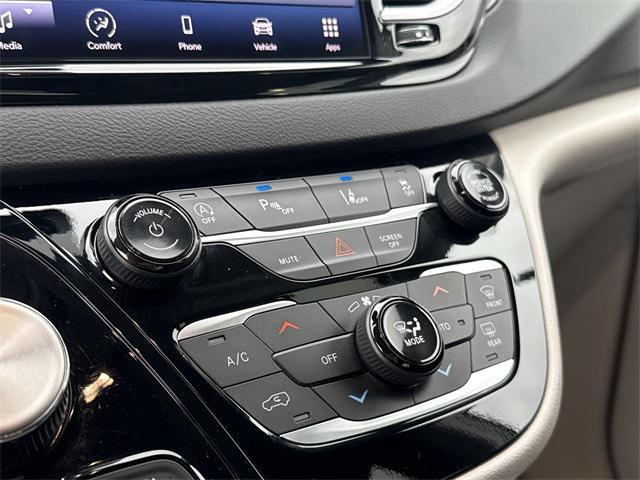 used 2024 Chrysler Pacifica car, priced at $32,954