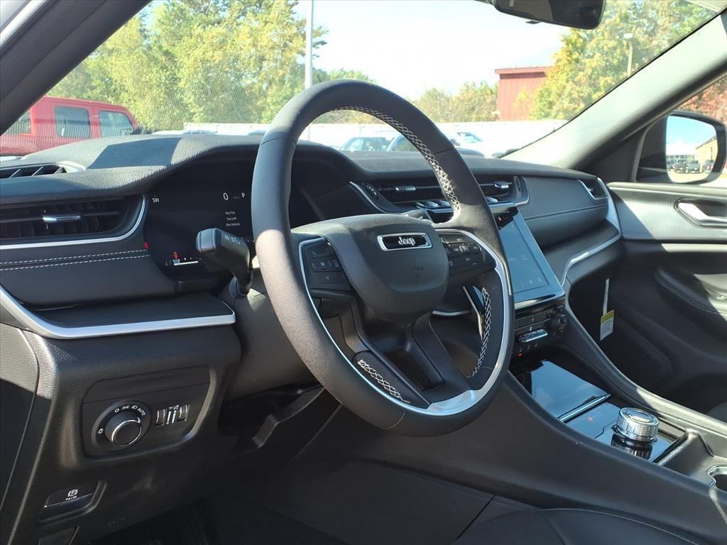 new 2025 Jeep Grand Cherokee car, priced at $41,921
