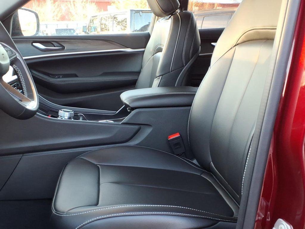 new 2025 Jeep Grand Cherokee car, priced at $49,154