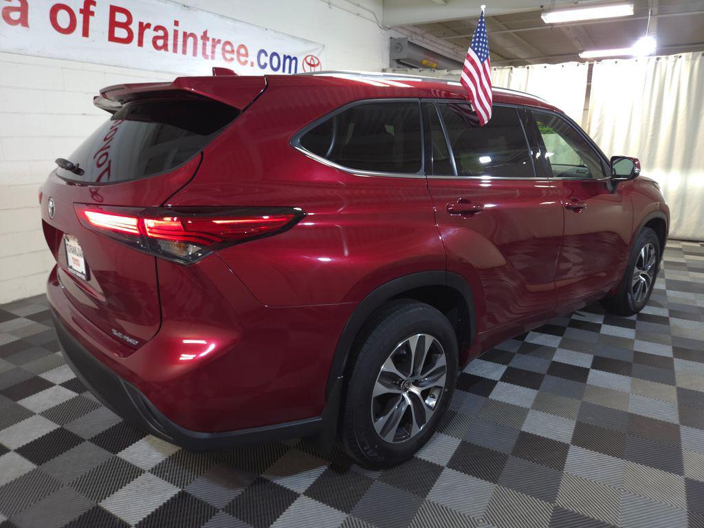 used 2020 Toyota Highlander car, priced at $29,090
