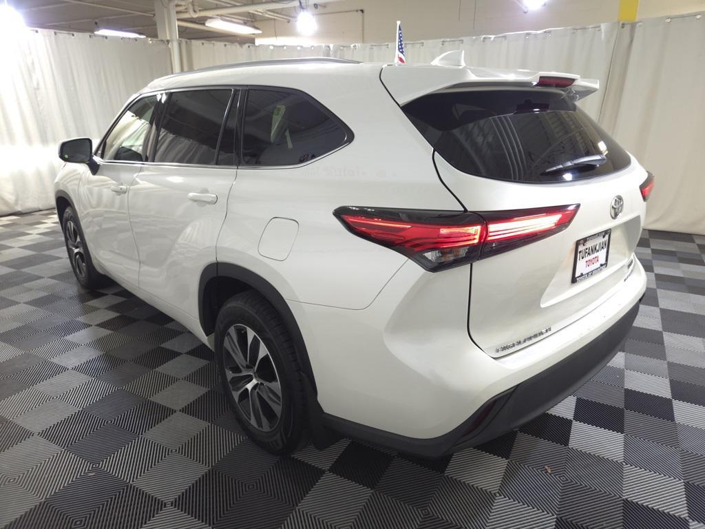 2020 Blizzard Pearl Toyota Highlander