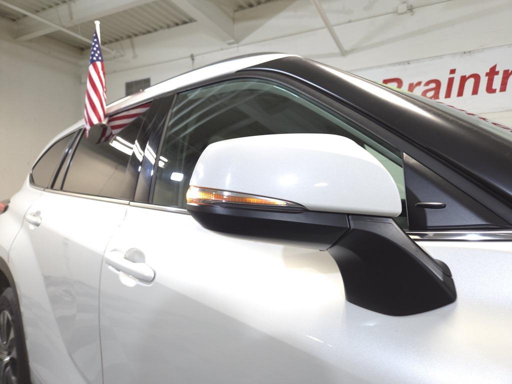 2020 Blizzard Pearl Toyota Highlander