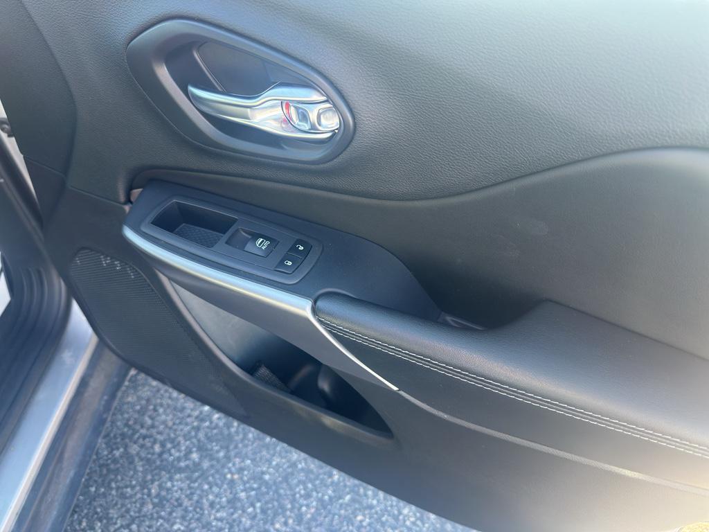 used 2021 Jeep Cherokee car, priced at $18,995