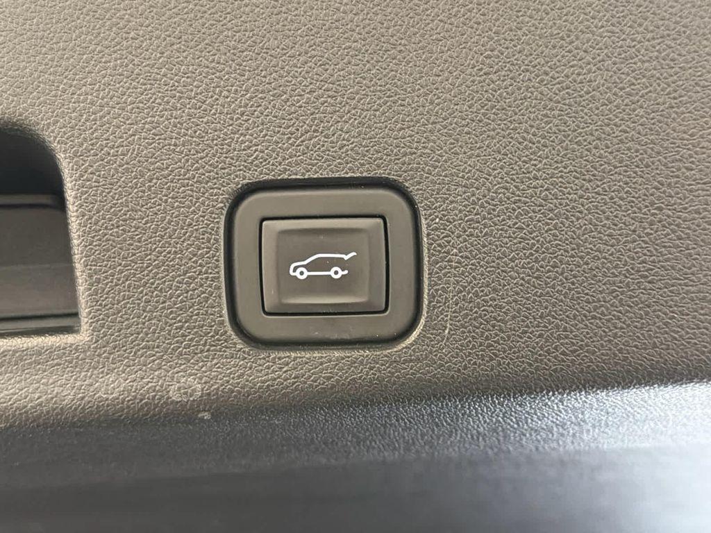 used 2025 Chevrolet Traverse car, priced at $34,700