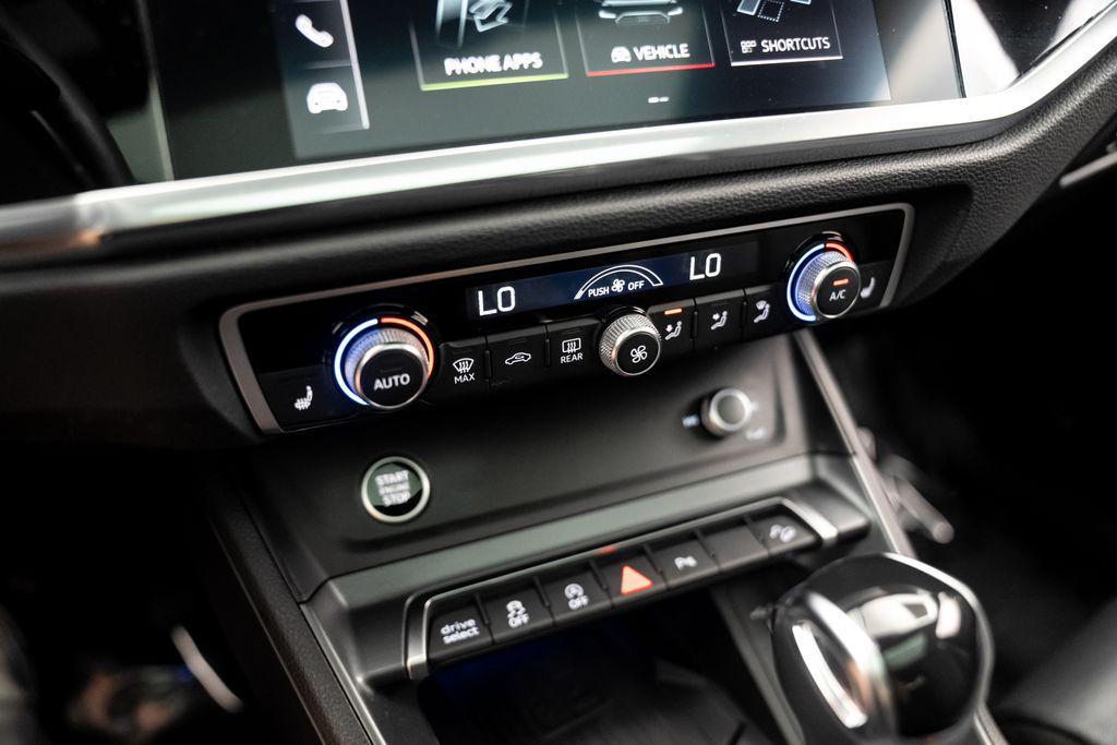 Audi Q3 view 24