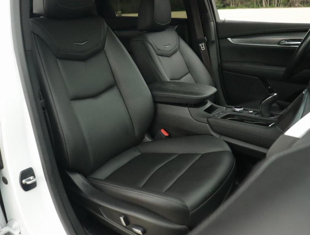 2020 Crystal White Tricoat Cadillac XT5