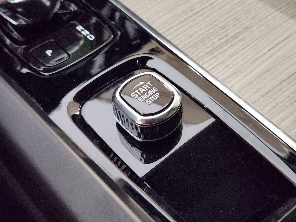 2022 Platinum Gray Metallic Volvo XC60