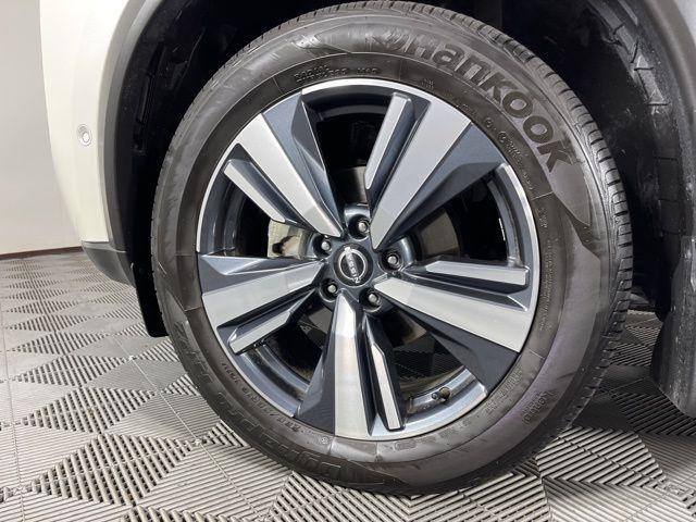 2023 Pearl White Tri-Coat Nissan Rogue