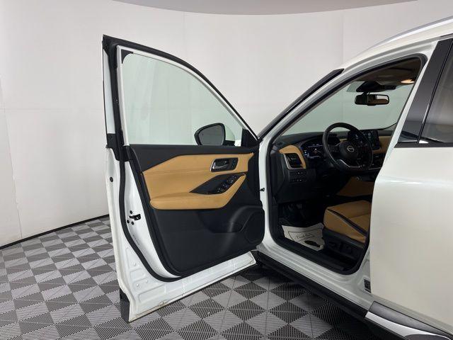 2023 Pearl White Tri-Coat Nissan Rogue